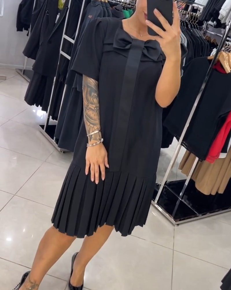 Robe à manches courtes et panneaux plissés