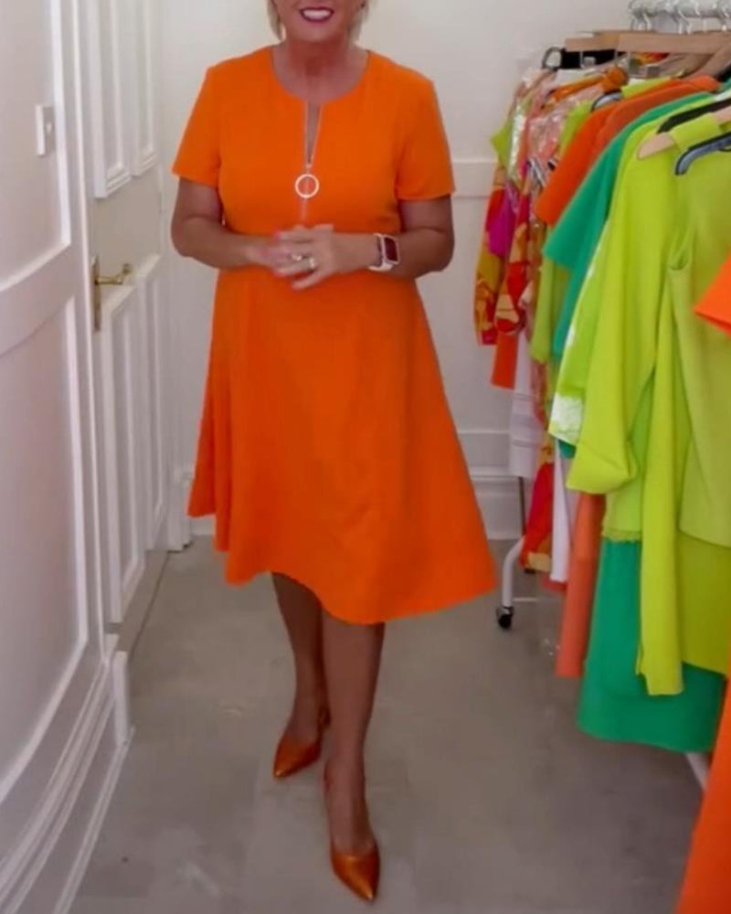 Robe à manches courtes avec fermeture éclair de couleur unie