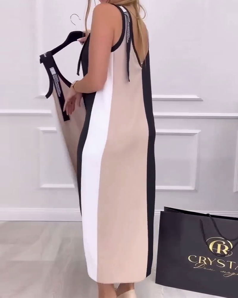 Robe à la mode avec fente de couleur contrastée