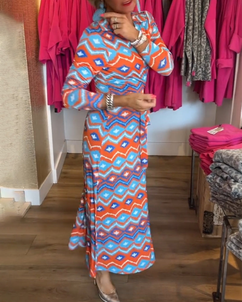 Robe à bretelles et revers imprimés colorés