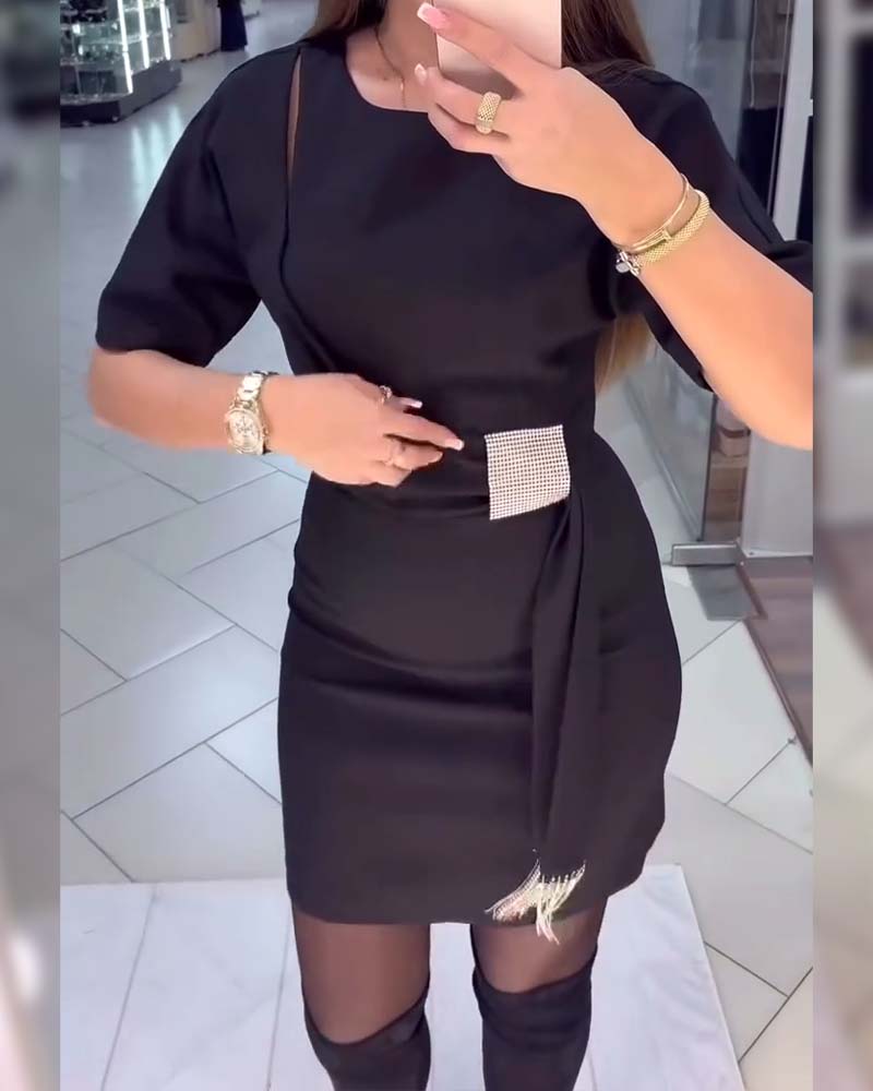 Robe élégante unie à manches courtes et à franges