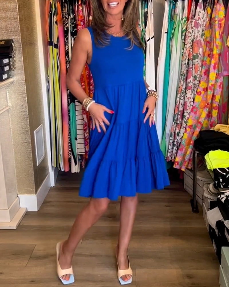 Robe à coupe plissée et sans manches