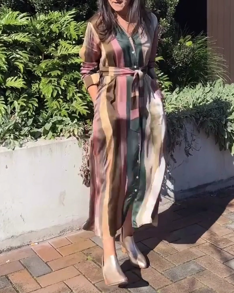 Robe décontractée boutonnée à rayures et revers
