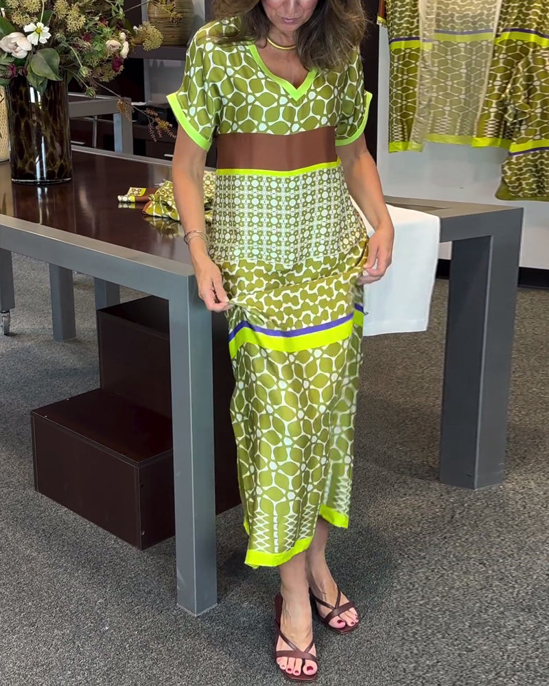 Robe longue imprimée contrastée à manches courtes et col en V