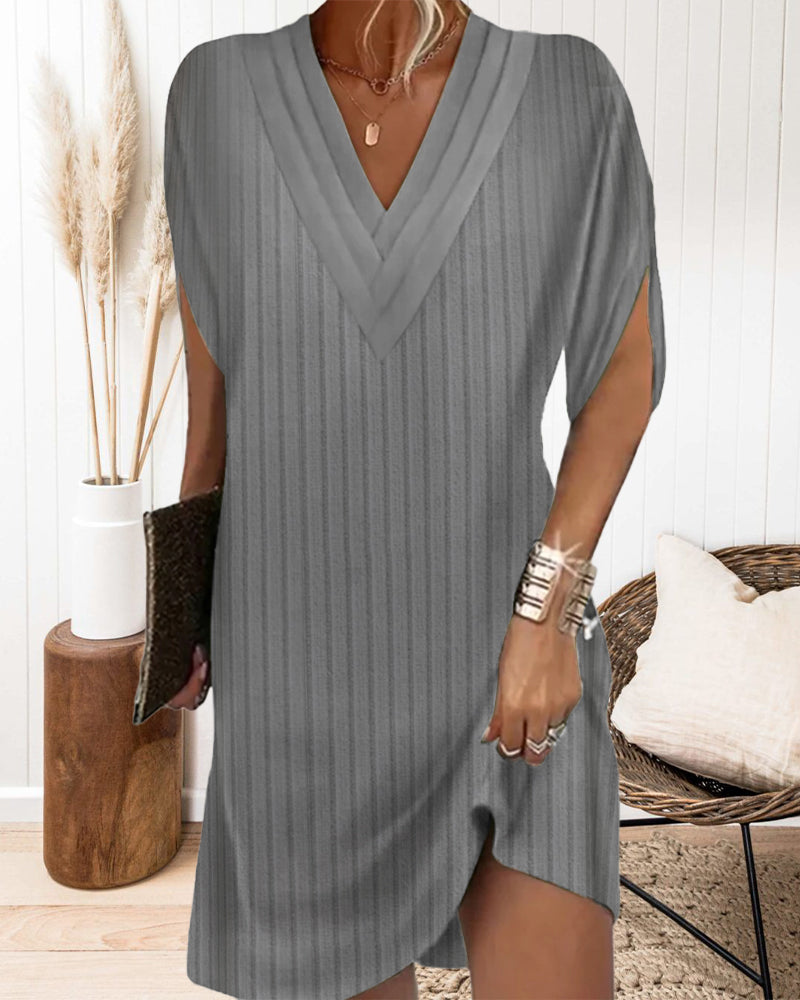 Robe décontractée de couleur unie avec manches fendues et col en V