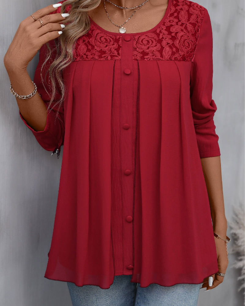 Élégant top en dentelle boutonné avec encolure ronde