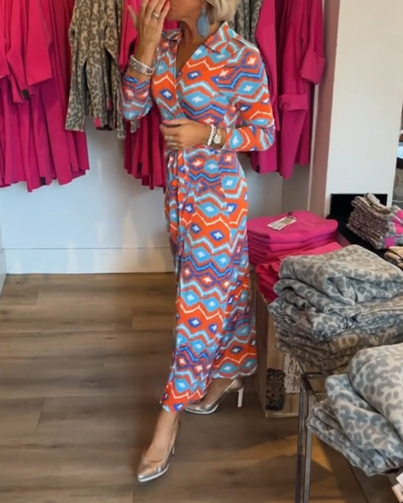 Robe à bretelles et revers imprimés colorés