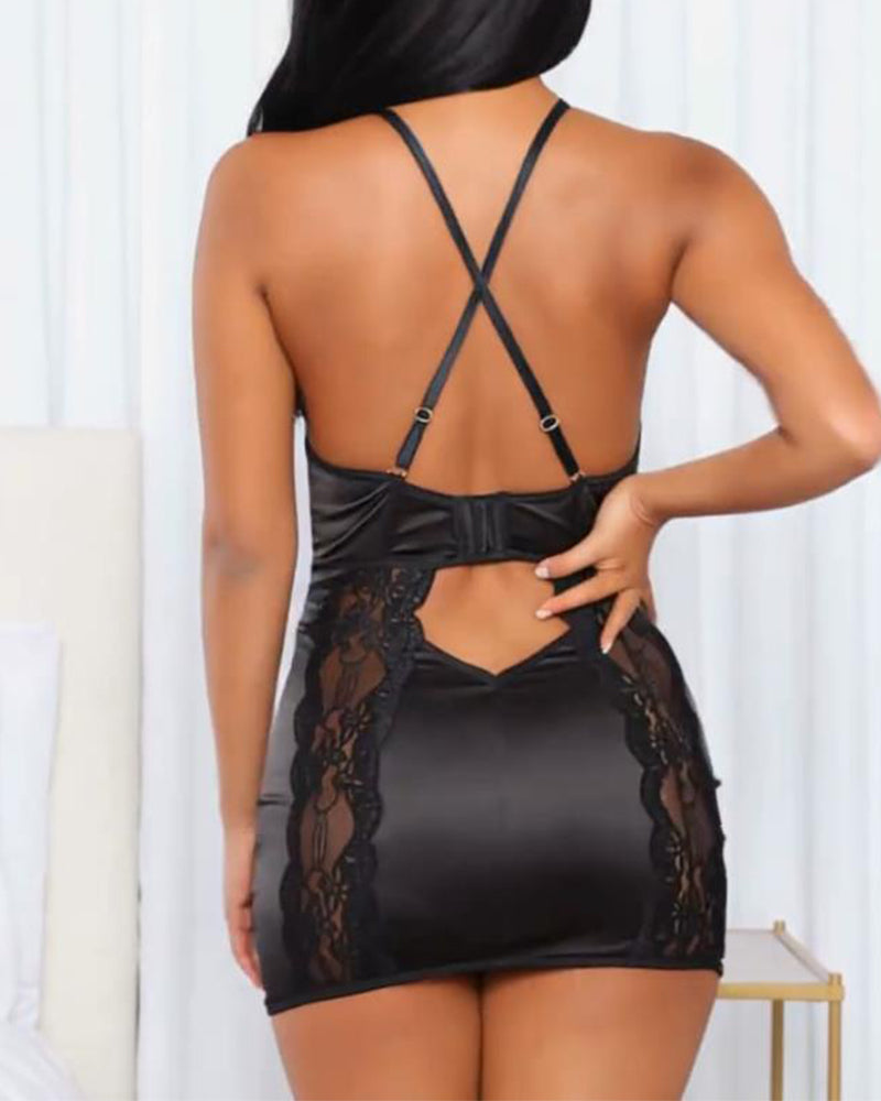 Robe Sensuelle Avec Design De Panneaux Ornés De Dentelle
