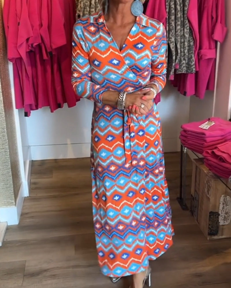 Robe à bretelles et revers imprimés colorés