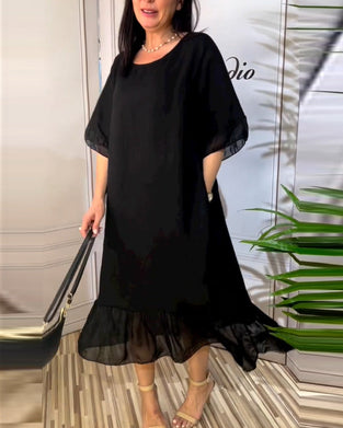 Robe fluide à empiècements et manches courtes