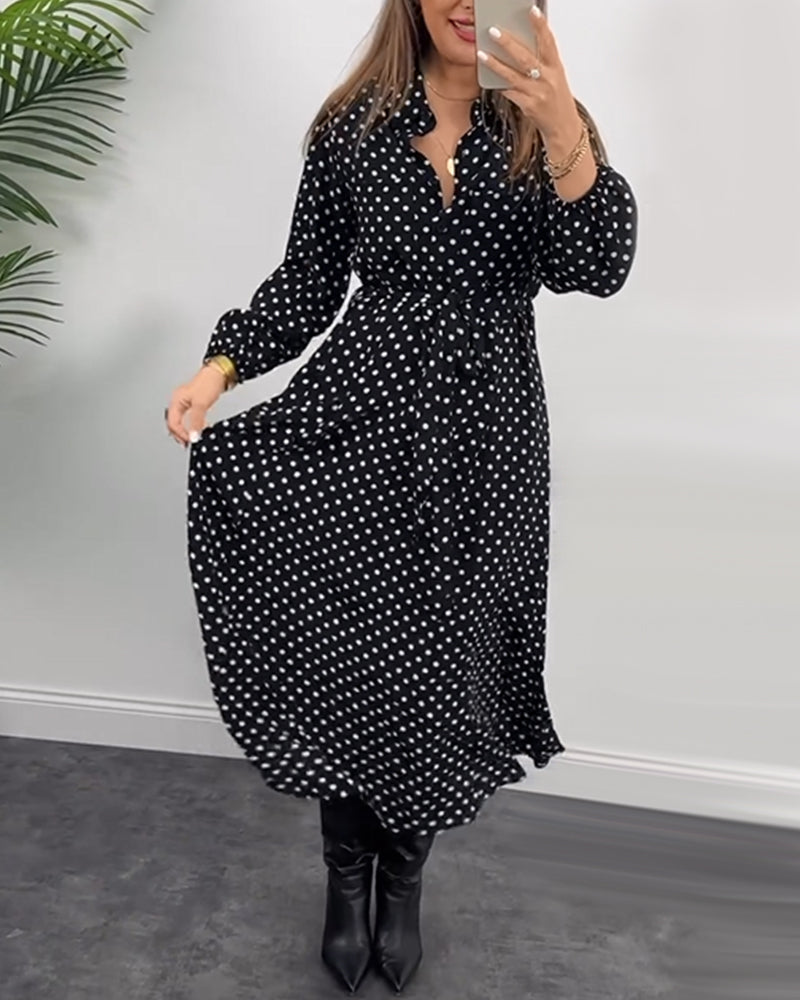 Robe élégante avec revers imprimé à pois