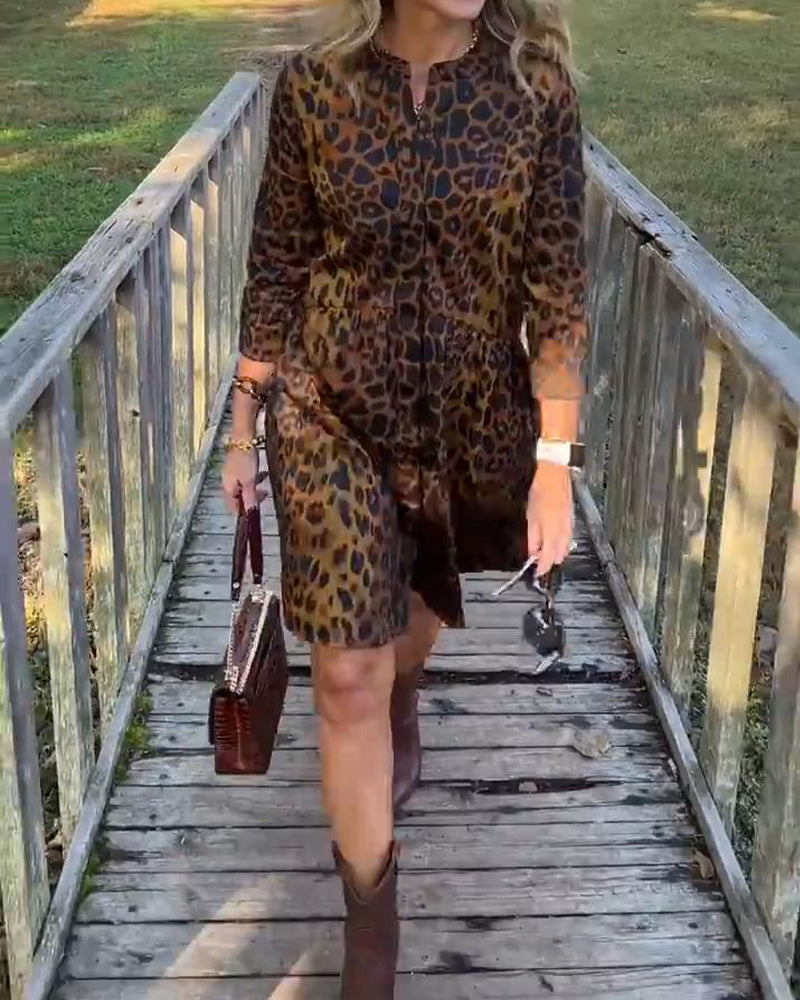 Une Robe Stylée Et Polyvalente À Imprimé Léopard