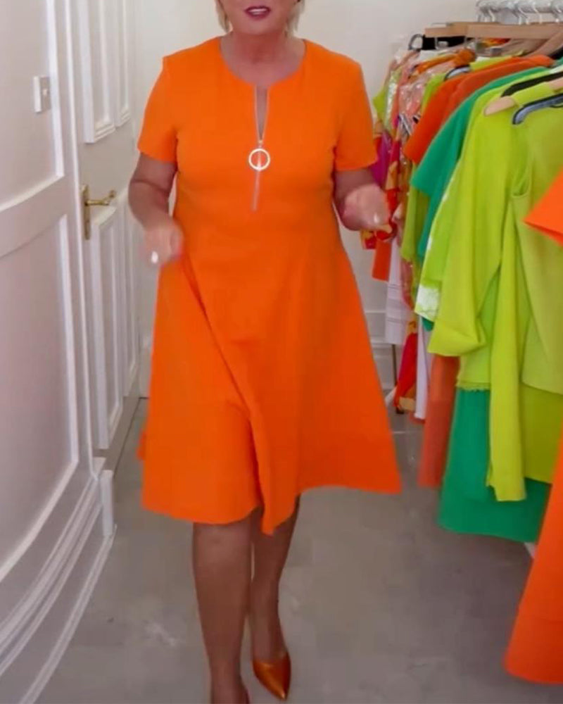 Robe à manches courtes avec fermeture éclair de couleur unie