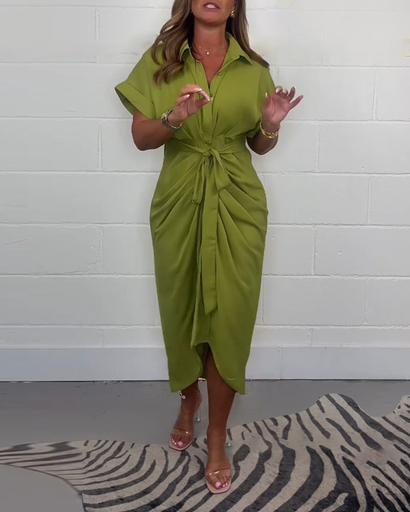 Élégante robe plissée à col chemise