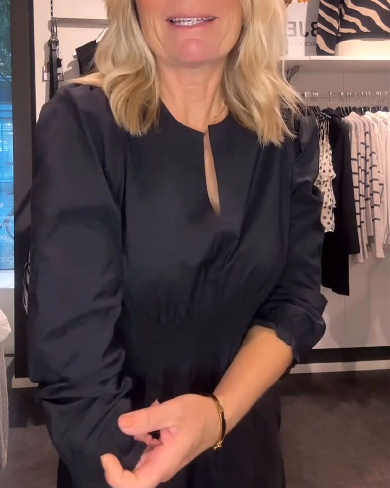 Robe Trapèze À Manches Bouffantes Et Taille Marquée