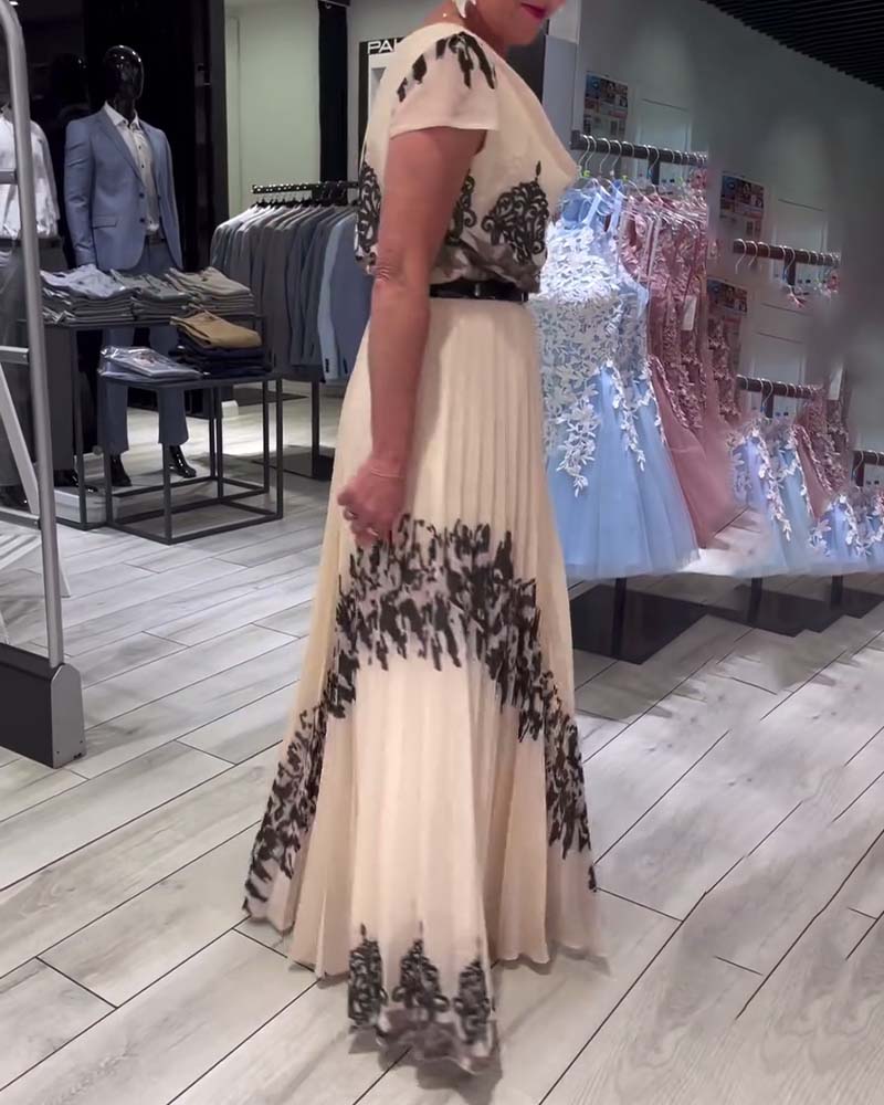 Robe élégante plissée à imprimé vintage