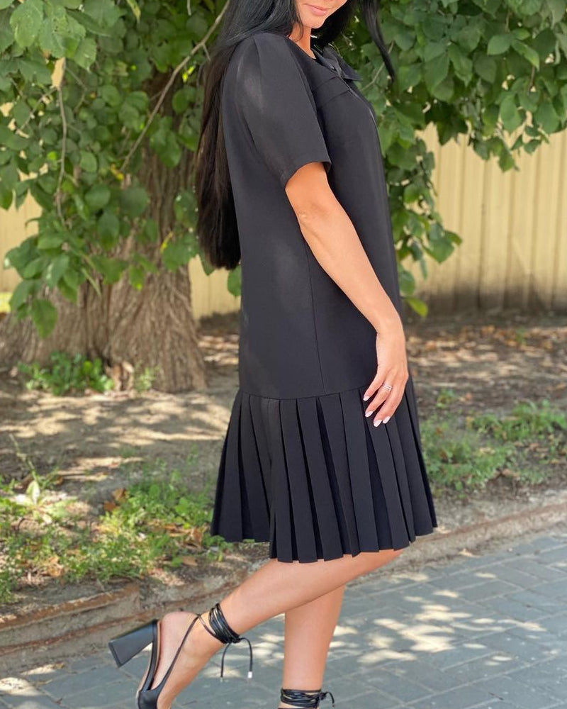 Robe à manches courtes et panneaux plissés