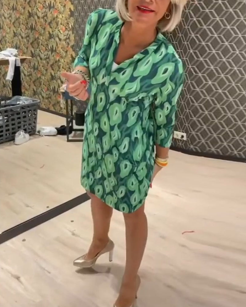 Robe imprimée à col en V et manches trois-quarts