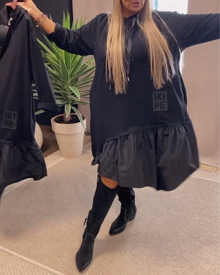 Robe ample à capuche et empiècements à manches longues