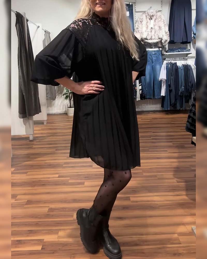 Une robe stylée unie patchwork et plissée