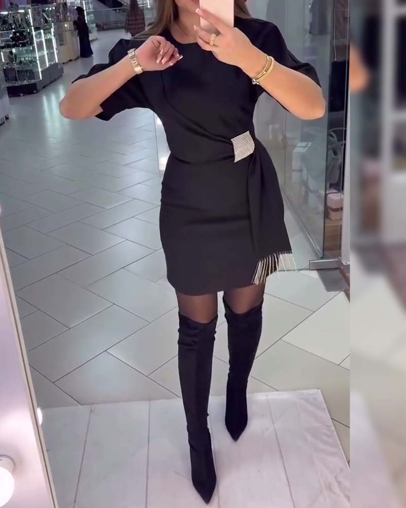 Robe élégante unie à manches courtes et à franges