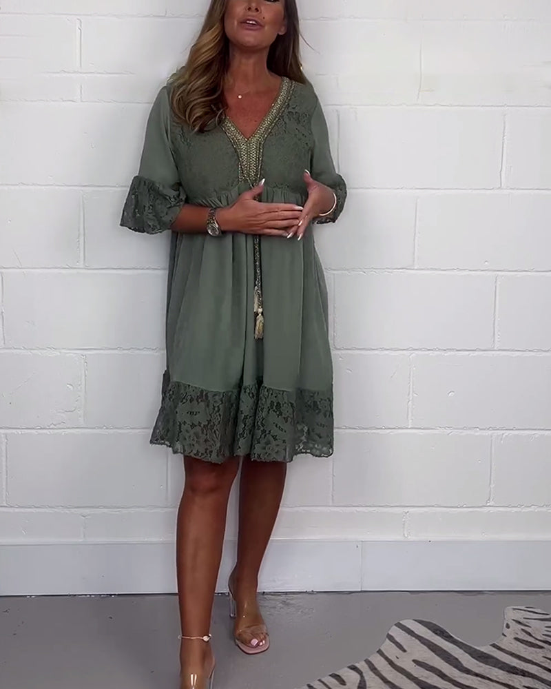 Robe ample élégante en dentelle de couleur unie à col en V