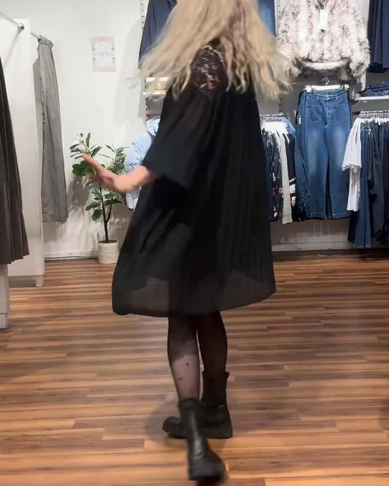 Une robe stylée unie patchwork et plissée