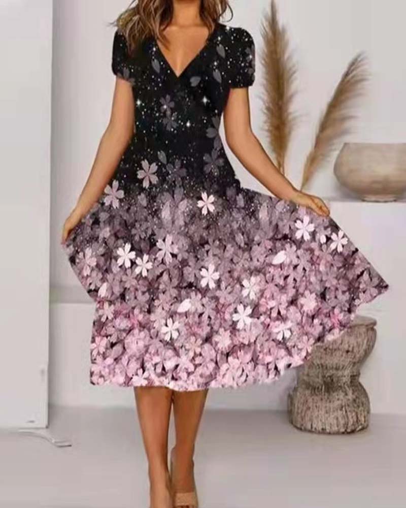 Robe Courte À Manches Avec Encolure En V Et Motif Floral
