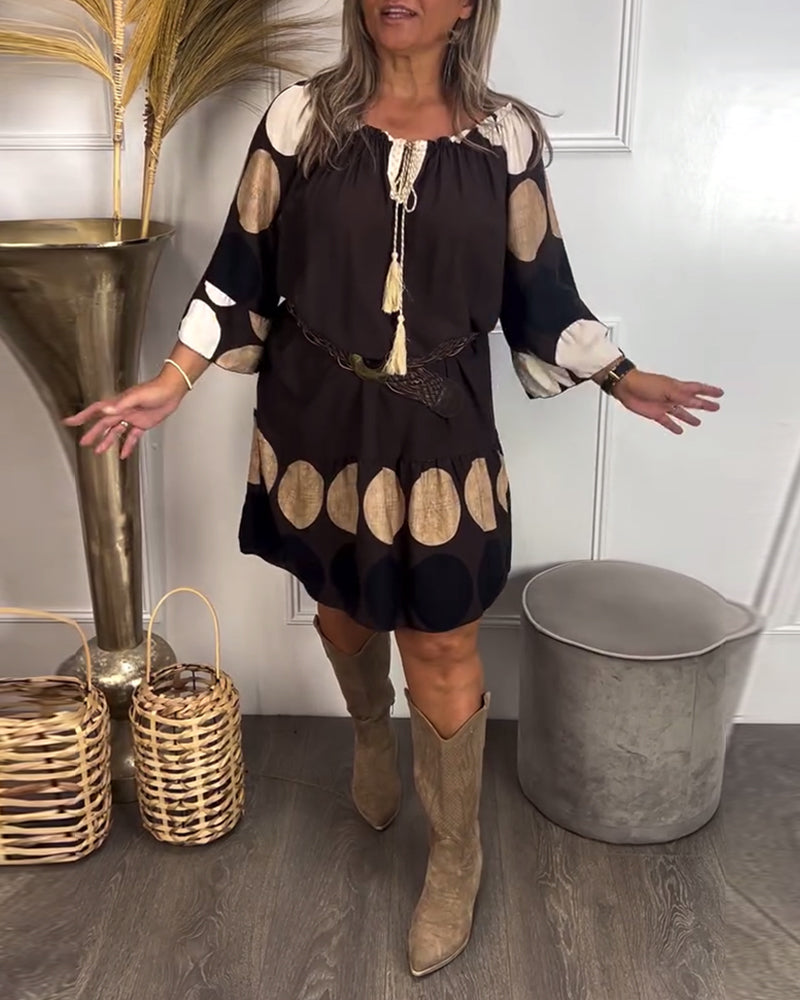 Robe Avec Caractéristiques Pois Et À La Mode